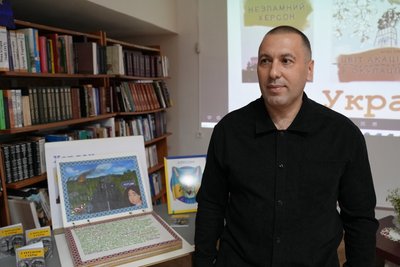 Херсонська майстриня презентувала вишиту книгу з поезіями Михайла Олійника Херсонська майстриня презентувала вишиту книгу з поезіями Михайла Олійника