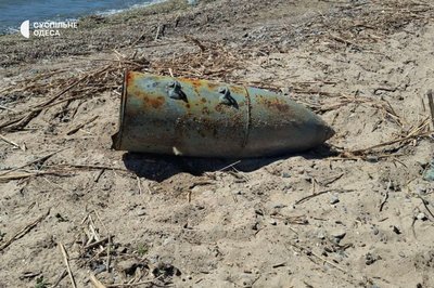 Виявили на "зерновому коридорі": військові моряки показали, як знешкоджують морські міни Виявили на "зерновому коридорі": військові моряки показали, як знешкоджують морські міни