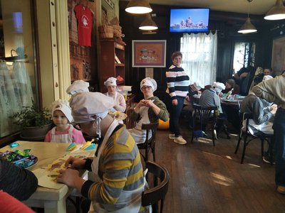 В Житомирі діти з синдромом Дауна готували солодощі для продажу на благодійному ярмарку В Житомирі діти з синдромом Дауна готували солодощі для продажу на благодійному ярмарку