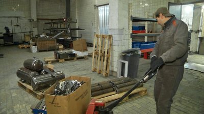 У Луцьку волонтери виготовляють підставки для окопних свічок. В чому особливість виробів У Луцьку волонтери виготовляють підставки для окопних свічок. В чому особливість виробів