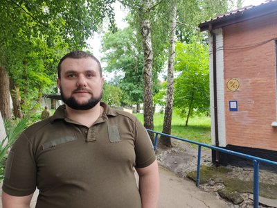 Василь каже, що лікарі докладають максимальних зусиль, аби врятувати життя та здоров'я кожного воїна Василь каже, що лікарі докладають максимальних зусиль, аби врятувати життя та здоров'я кожного воїна