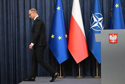 Президент Польщі Анджей Дуда залишає залу після прес-конференції у Варшаві 14 лютого 2025 року Президент Польщі Анджей Дуда залишає залу після прес-конференції у Варшаві 14 лютого 2025 року