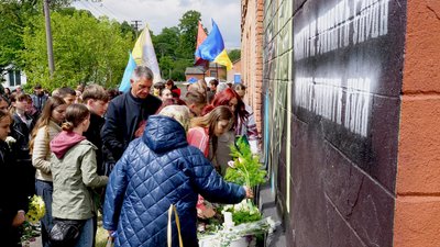 На Кіровоградщині створили мурал присвячений загиблому бійцю "Азову" Дмитру Рейнишу На Кіровоградщині створили мурал присвячений загиблому бійцю "Азову" Дмитру Рейнишу