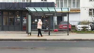 Відновлена зупинка громадського транспорту, яка була зруйнована внаслідок ДТП 18 листопада 2024 року, листопад 2025 року, Хмельницький Відновлена зупинка громадського транспорту, яка була зруйнована внаслідок ДТП 18 листопада 2024 року, листопад 2025 року, Хмельницький