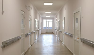 Коридор у хірургічному відділенні лікарні №5. Миколаїв, червень 2025 року Коридор у хірургічному відділенні лікарні №5. Миколаїв, червень 2025 року