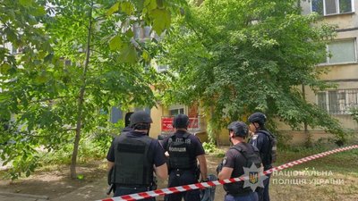 В Одесі чоловік зачинився в перукарні з двома людьми: його затримала поліція В Одесі чоловік зачинився в перукарні з двома людьми: його затримала поліція