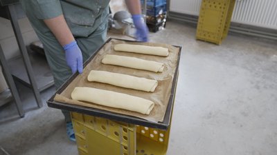 Зерно мелють кам’яні жорна: на Вінниччині працює крафтова пекарня