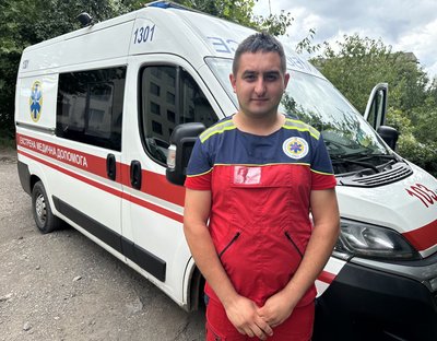 До пацієнтів дістаються всюдиходами або пішки: як працюють бригади швидкої допомоги у гірських селах Закарпаття До пацієнтів дістаються всюдиходами або пішки: як працюють бригади швидкої допомоги у гірських селах Закарпаття