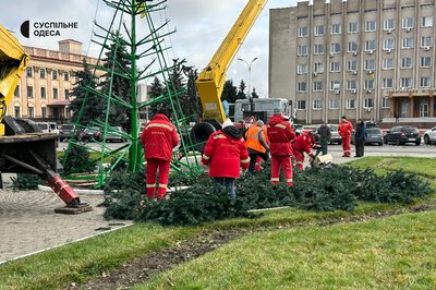 В Ізмаїлі встановлюють новорічну ялинку: фото В Ізмаїлі встановлюють новорічну ялинку: фото