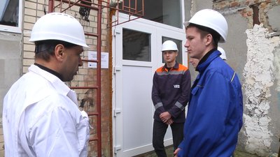Інструктаж групи перед роботою зі встановлення сонячних панелей на даху училища Інструктаж групи перед роботою зі встановлення сонячних панелей на даху училища