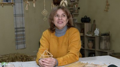 "Дохристиянська традиція": на Черкащині майстриня створює різдвяних павуків з соломи "Дохристиянська традиція": на Черкащині майстриня створює різдвяних павуків з соломи