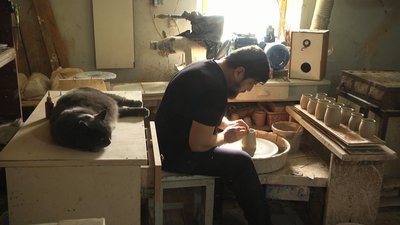 Микола Величко під час виготовлення чашок Микола Величко під час виготовлення чашок