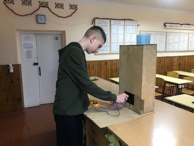 Двигун з "Волги" та підручні матеріали: як школяр з Житомира розробив прилад отримання електроенергії від дощу Двигун з "Волги" та підручні матеріали: як школяр з Житомира розробив прилад отримання електроенергії від дощу