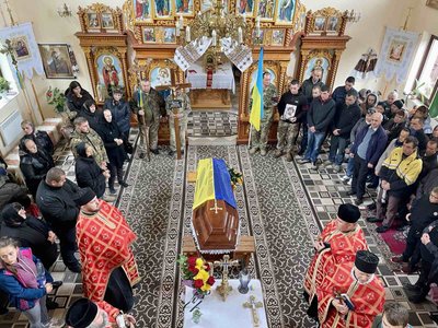 На Закарпатті попрощалися із полеглим захисником Василем Капчуком На Закарпатті попрощалися із полеглим захисником Василем Капчуком