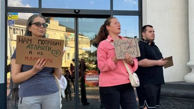 В Україні водинадцяте відбулись протести проти відставки Федорова з посади очільника Міноборони В Україні водинадцяте відбулись протести проти відставки Федорова з посади очільника Міноборони