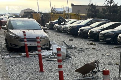 Уламки на автівках і вибиті вікна: фото наслідків нічної атаки на Одесу Уламки на автівках і вибиті вікна: фото наслідків нічної атаки на Одесу