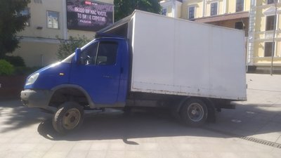 В центрі Житомира вантажівка проломила плити на пішохідному фонтані: що сталося