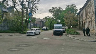 У Кропивнцькому перекинулась вантажіка. Рух однією з вулиць частково обмежили У Кропивнцькому перекинулась вантажіка. Рух однією з вулиць частково обмежили
