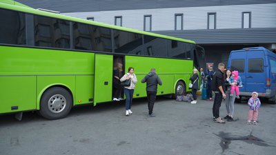 Через атаки на залізницю частина пасажирів у Дніпрі пересідає на автобуси Через атаки на залізницю частина пасажирів у Дніпрі пересідає на автобуси