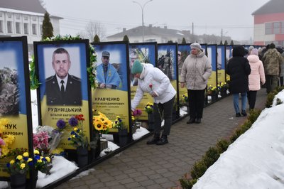 В Олевську вшанували пам'ять загиблих у четверті роковини вторгнення Росії в Україну В Олевську вшанували пам'ять загиблих у четверті роковини вторгнення Росії в Україну