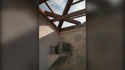 “Могли б згоріти за секунду”: “молнія” влучила у двоповерхівку в Сумах