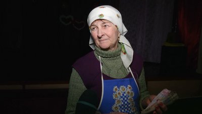 "У нас немає рецепту, це все треба робити від душі": у селі на Чернігівщині жінки продають пончики та донатять на ЗСУ "У нас немає рецепту, це все треба робити від душі": у селі на Чернігівщині жінки продають пончики та донатять на ЗСУ