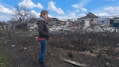 Лідія на городі біля вирви Іллінівка Краматорський район Донецька область 14 квітня 2025 рік Лідія на городі біля вирви Іллінівка Краматорський район Донецька область 14 квітня 2025 рік