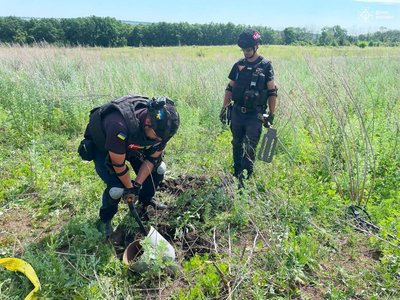 Волинські сапери розміновують поля на Донеччині Волинські сапери розміновують поля на Донеччині