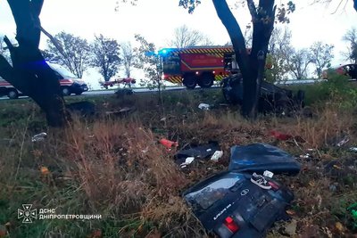 У Дніпрі автомобіль врізався в дерево: водій загинув, троє пасажирок травмувалися У Дніпрі автомобіль врізався в дерево: водій загинув, троє пасажирок травмувалися