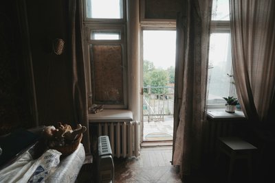 Як у Новобаварському районі Харкова усувають наслідки влучання дрону РФ: фото Як у Новобаварському районі Харкова усувають наслідки влучання дрону РФ: фото