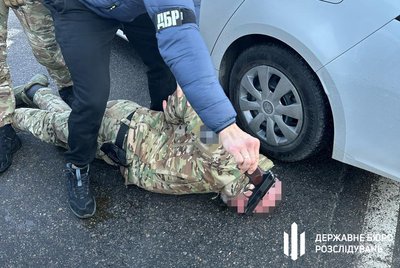 У Харкові затримали шахрая, який за 20 тисяч доларів «продавав» посаду слідчого ДБР