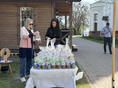У Полтаві волонтери продають паски, щоб купити авто для військових У Полтаві волонтери продають паски, щоб купити авто для військових