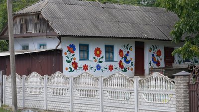 «Роблю, як підказує моє серце»: на Вінниччині вчителька прикрашає село українським орнаментом «Роблю, як підказує моє серце»: на Вінниччині вчителька прикрашає село українським орнаментом