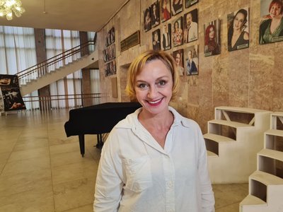 Акторка Римма Зюбіна у виставі переказує історію своєю колеги