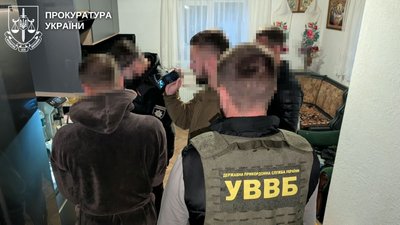 Чоловіка підозрюють у переправленні за держкордон двох військовозобов’язаних за 24 тис. доларів США на Рівненщині Чоловіка підозрюють у переправленні за держкордон двох військовозобов’язаних за 24 тис. доларів США на Рівненщині