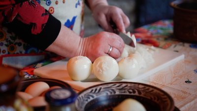 "Кулінарний спадок": як "цибульники" готують автентичні цибульники у томатному соусі на Рівненщині "Кулінарний спадок": як "цибульники" готують автентичні цибульники у томатному соусі на Рівненщині