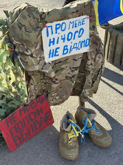 "Поки ми виходимо, про них пам’ятають": у Помічній відбулася акція-нагадування про полонених і безвісти зниклих "Поки ми виходимо, про них пам’ятають": у Помічній відбулася акція-нагадування про полонених і безвісти зниклих