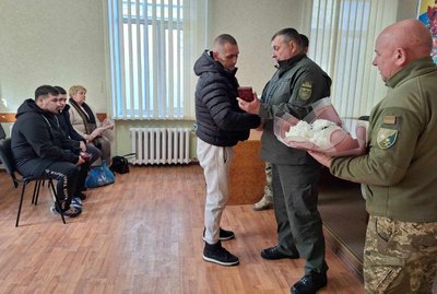 На Хмельниччині двом сім'ям загиблих військовослужбовців вручили медаль "За військову службу Україні" На Хмельниччині двом сім'ям загиблих військовослужбовців вручили медаль "За військову службу Україні"