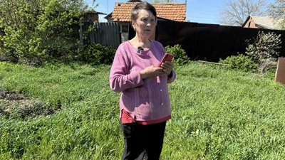 Тетяна показує город Розкішне Іллінівська громада Донецька область 21 квітня 2025 рік Тетяна показує город Розкішне Іллінівська громада Донецька область 21 квітня 2025 рік