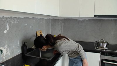 Інна демонструє, що вода має хімічний запах, тому використовує її для технічних потреб Інна демонструє, що вода має хімічний запах, тому використовує її для технічних потреб