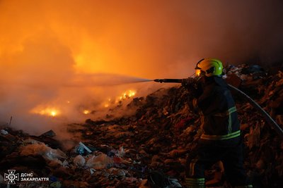 У селі Барвінок біля Ужгорода гасять пожежу на сміттєзвалищі У селі Барвінок біля Ужгорода гасять пожежу на сміттєзвалищі