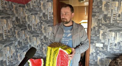 Овочі, фрукти, випічка: лучанка майструє дерев'яні сувеніри Овочі, фрукти, випічка: лучанка майструє дерев'яні сувеніри