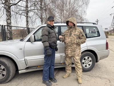 Дружина загиблого захисника передала його побратимам автівку в пам’ять чоловіка Дружина загиблого захисника передала його побратимам автівку в пам’ять чоловіка