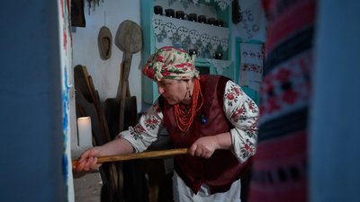 Жителька Житомирщини випікає хліб за сімейним рецептом Жителька Житомирщини випікає хліб за сімейним рецептом