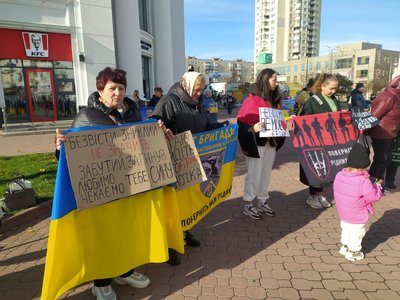 "Хай в полоні буде, тільки щоб живий": у Хмельницькому відбулася акція на підтримку військовополонених "Хай в полоні буде, тільки щоб живий": у Хмельницькому відбулася акція на підтримку військовополонених