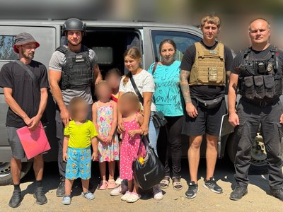 Бронемашина, бронежилети й дрони над головою: як на Херсонщині евакуюють дітей із «червоної зони» Бронемашина, бронежилети й дрони над головою: як на Херсонщині евакуюють дітей із «червоної зони»