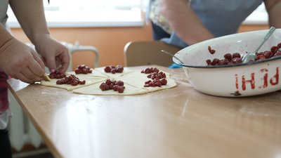 Пиріжки з любов’ю: у ліцеї на Вінниччині готують смаколики для захисників Пиріжки з любов’ю: у ліцеї на Вінниччині готують смаколики для захисників