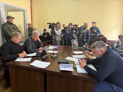 Адвокати та прокурори на судовому засіданні у справі Зінченка, 8 жовтня 2025 року Адвокати та прокурори на судовому засіданні у справі Зінченка, 8 жовтня 2025 року