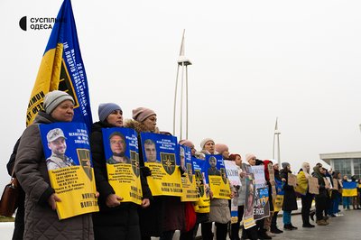 "Поверніть героїв з полону": в Одесі відбулась акція рідних українських захисників, яких утримує РФ "Поверніть героїв з полону": в Одесі відбулась акція рідних українських захисників, яких утримує РФ