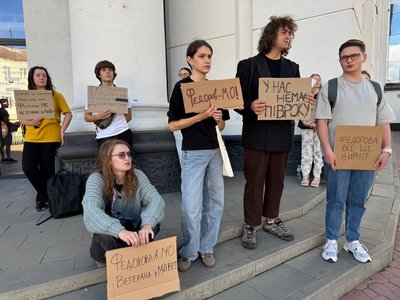 Учасники стоять із картонками Учасники стоять із картонками